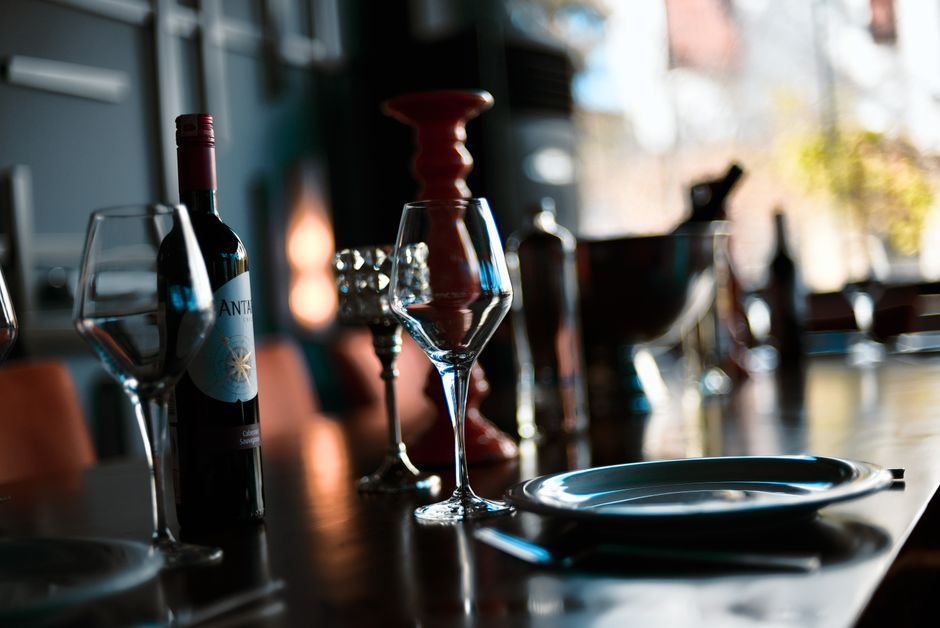 pexels-12181763-business-dinner-versus-gift-wine-budget-label-comparison-20260825 采购人员比较商务宴请葡萄酒与节日礼赠用酒