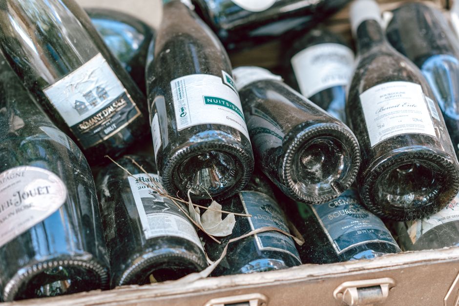 pexels-12955801-wine-classification-regulation-origin-vintage-label-tool-20260828 葡萄酒采购用工具核对产区年份酒标和销售说法