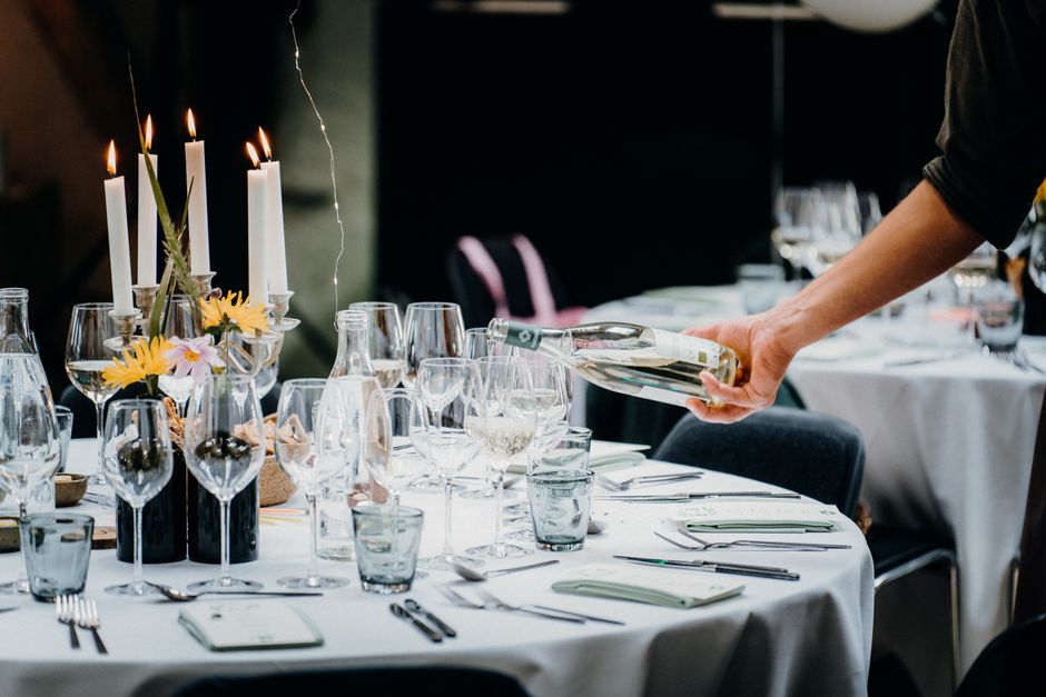 pexels-13788550-germany-july-restaurant-service-price-2-9-business-wine-budget-20260827 商务宴请采购按餐饮和酒水总预算调整酒单