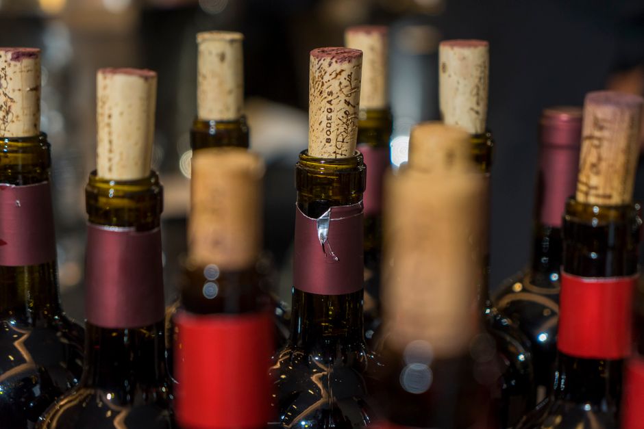 pexels-15671309-cork-crumble-screwcap-leak-bottle-condition-decant-decision-20260829 饮用者在开瓶与醒酒前检查软木塞碎裂和螺旋盖渗漏