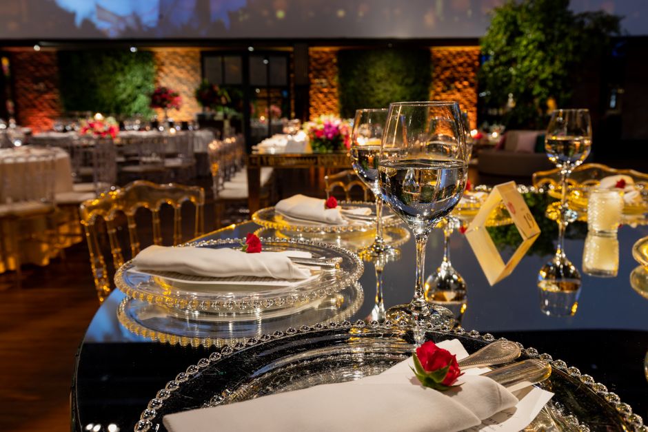 pexels-16120267-wedding-event-wine-guest-count-serving-leftover-faq-20260825 婚宴组织者核对宾客人数用酒安排和剩余酒处理