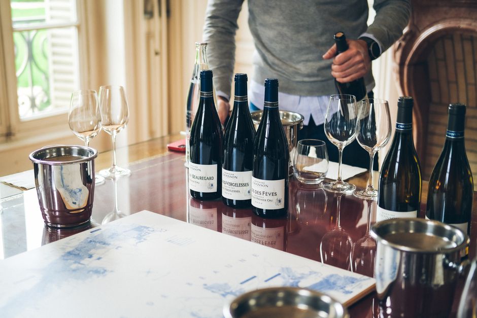 pexels-16547178-restaurant-wine-pairing-guests-menu-budget-restrictions-tool-20260826 餐厅服务人员根据人数菜单预算和饮酒限制安排配酒