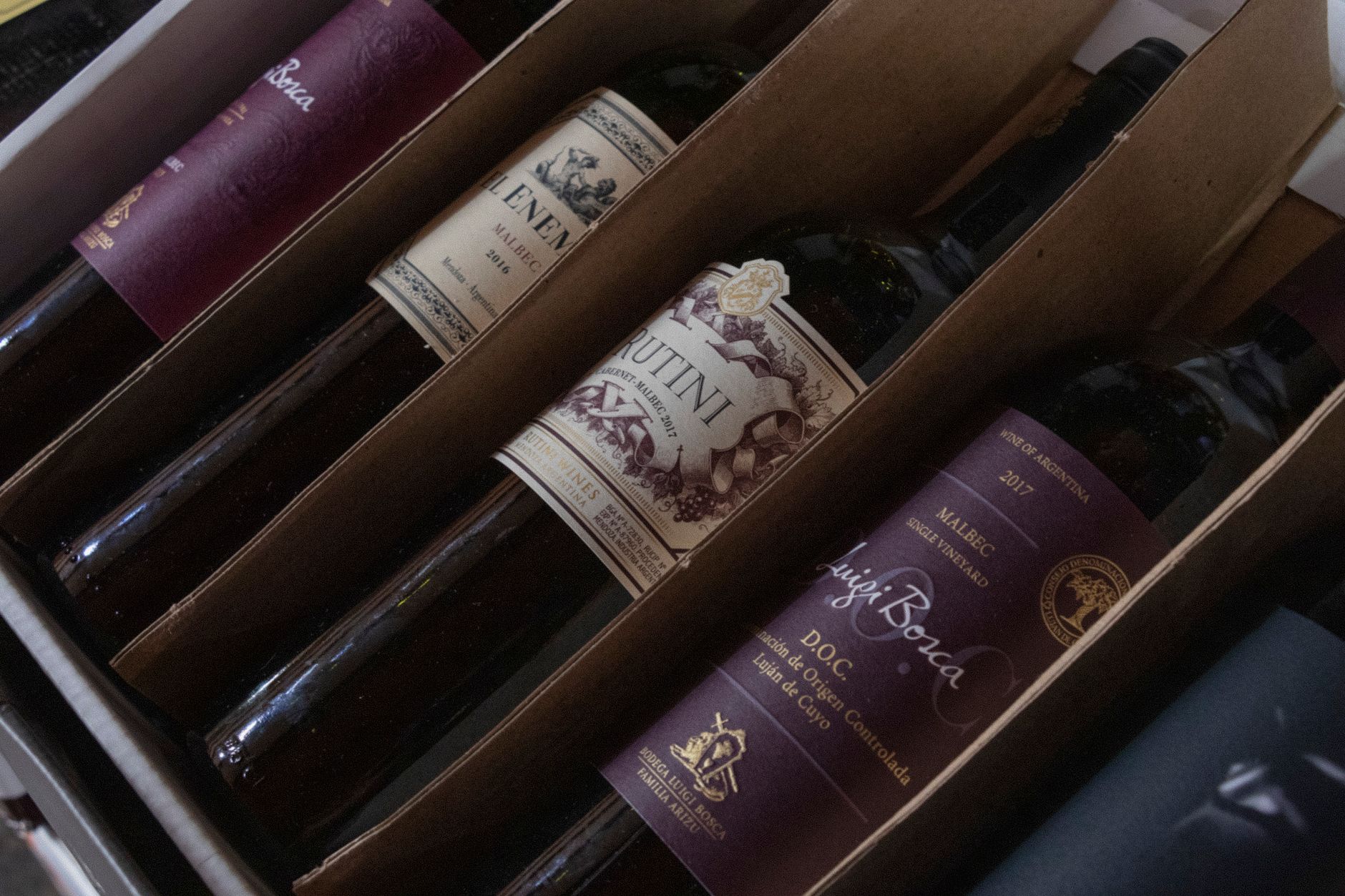 pexels-17313073-eu-packaging-rules-wine-bottle-label-gift-box-audit 葡萄酒瓶、纸质礼盒与可持续运输包装