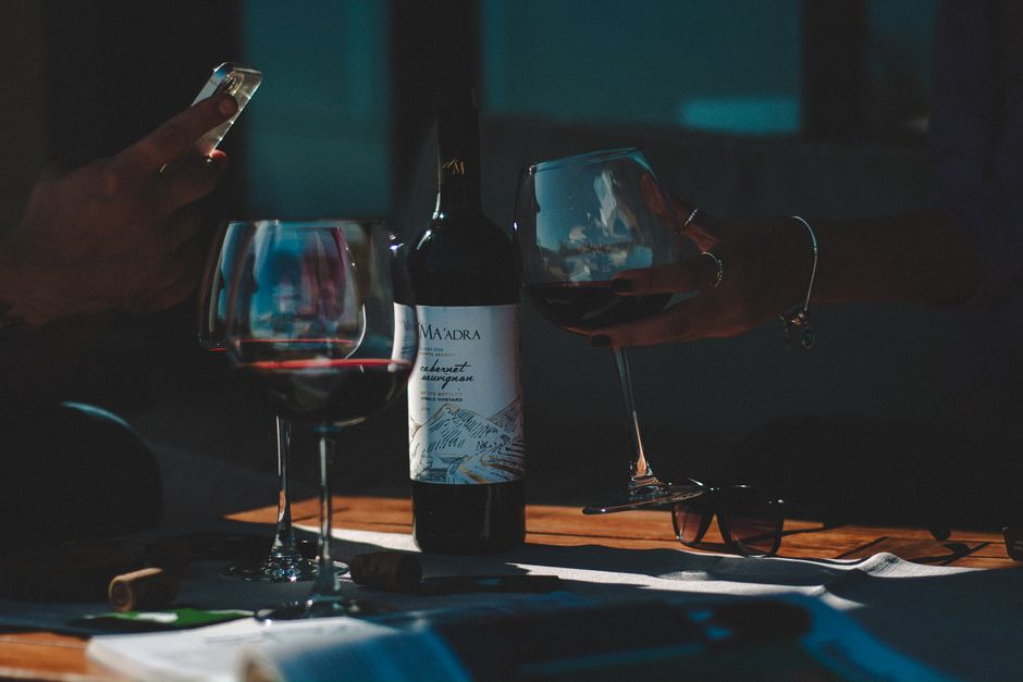 pexels-18737012-daily-red-wine-serving-temperature-measure 餐桌上的红葡萄酒酒瓶与酒杯