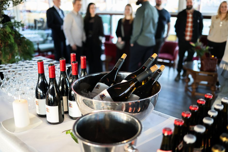 pexels-35688746-submit-corporate-wine-demand-guest-budget-menu-delivery-resources-20260827 企业采购填写用酒人数预算菜单和交付需求