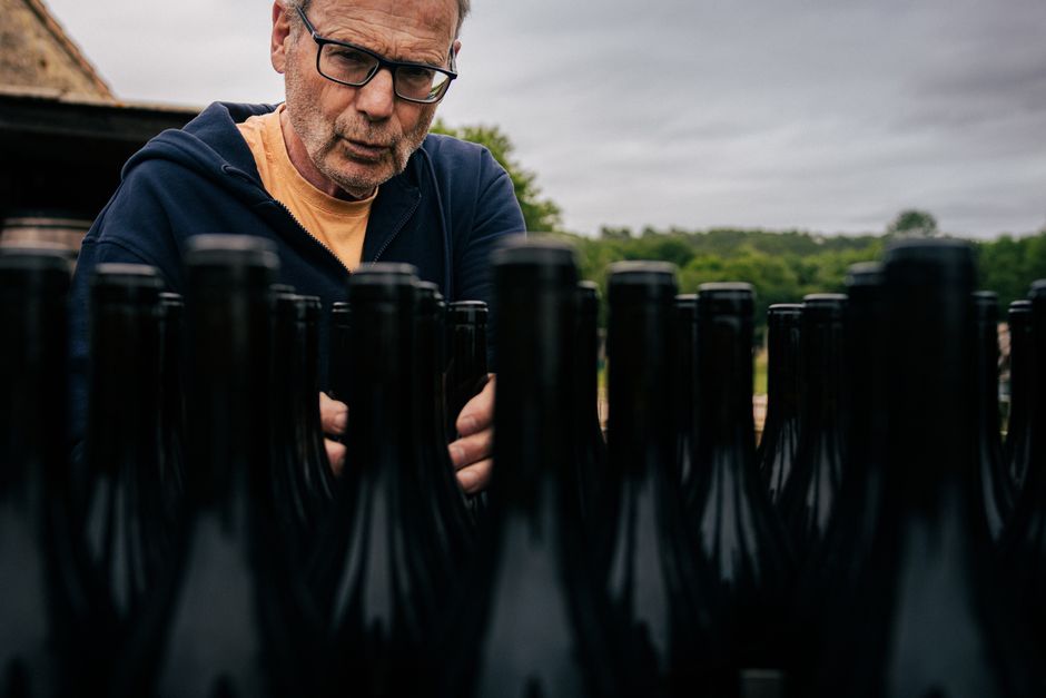 pexels-35855516-wedding-wine-delivery-acceptance-temperature-bottle-lot-backup-20260829 婚宴负责人验收到货葡萄酒的温度瓶况批次和备用量