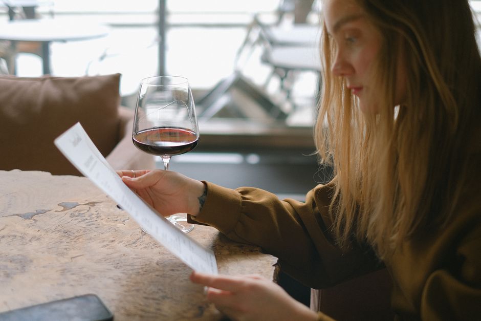 pexels-5953631-personal-wine-selection-label-flavor-food-pairing-guide-20260825 消费者阅读葡萄酒标签并结合个人风味偏好选择酒款