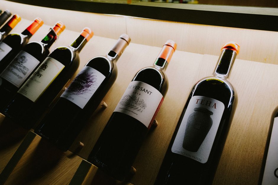 pexels-11739092-wine-label-reading-year-region-variety-checklist 葡萄酒酒标年份产区品种与装瓶信息核对