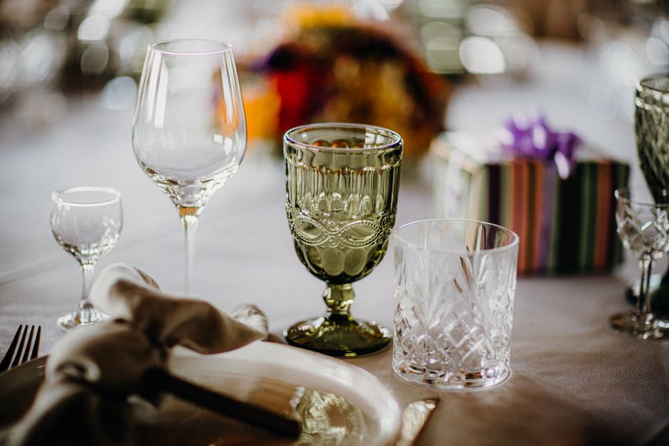 pexels-12774984-business-banquet-wine-selection-comparison 中式圆桌与西式分餐商务宴请的酒单与上酒方式对比
