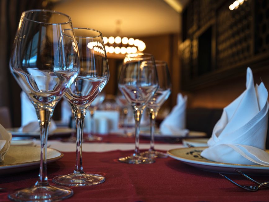 pexels-13634563-business-banquet-wine-guests-menu-refill-authority-resources 宴请负责人按人数、菜序和补酒权限准备葡萄酒