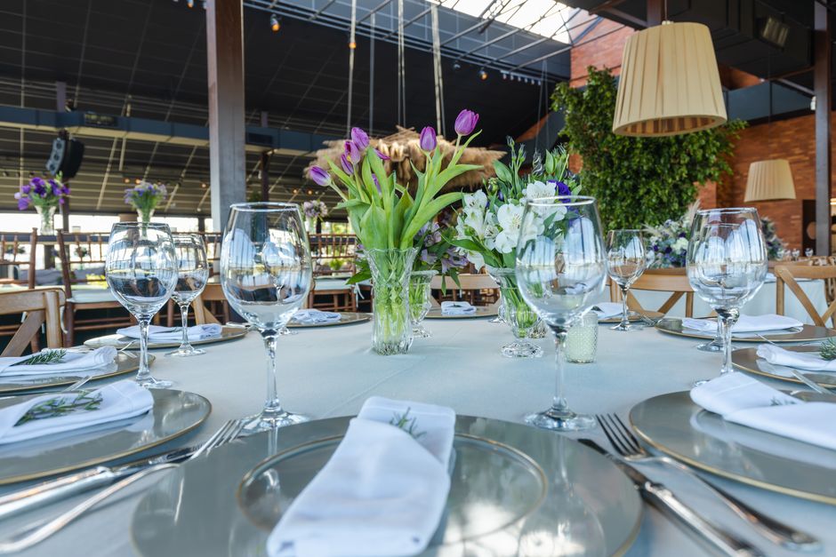 pexels-17206096-wedding-banquet-wine-quantity-estimate-per-guest-per-hour 婚礼宴席上按人数与酒杯数量估算用酒量的场景
