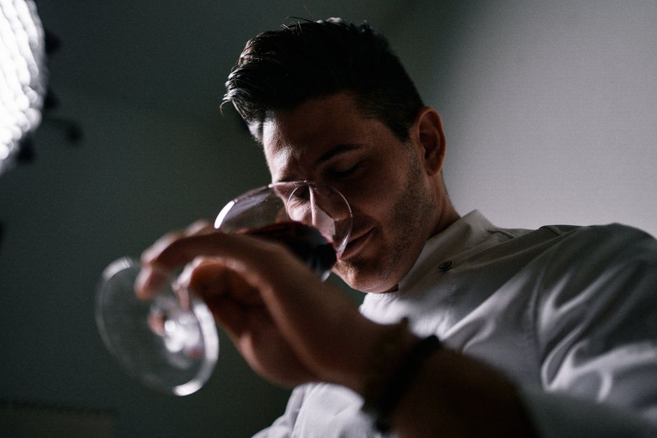 pexels-17501156-wine-aroma-threshold-temperature-cue-faq 品酒者在不同杯温下盲测葡萄酒香气