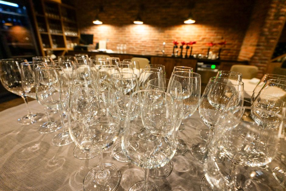 pexels-19393192-corporate-wine-tasting-vs-client-appreciation-comparison 企业品酒活动与客户答谢活动的桌面布置比较
