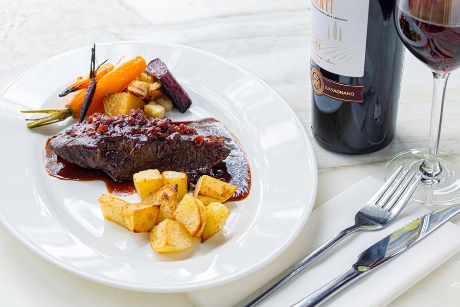 pexels-19606035-wine-food-pairing-sauce-acid-fat-guide 餐桌上比较酱汁、酸甜与不同葡萄酒
