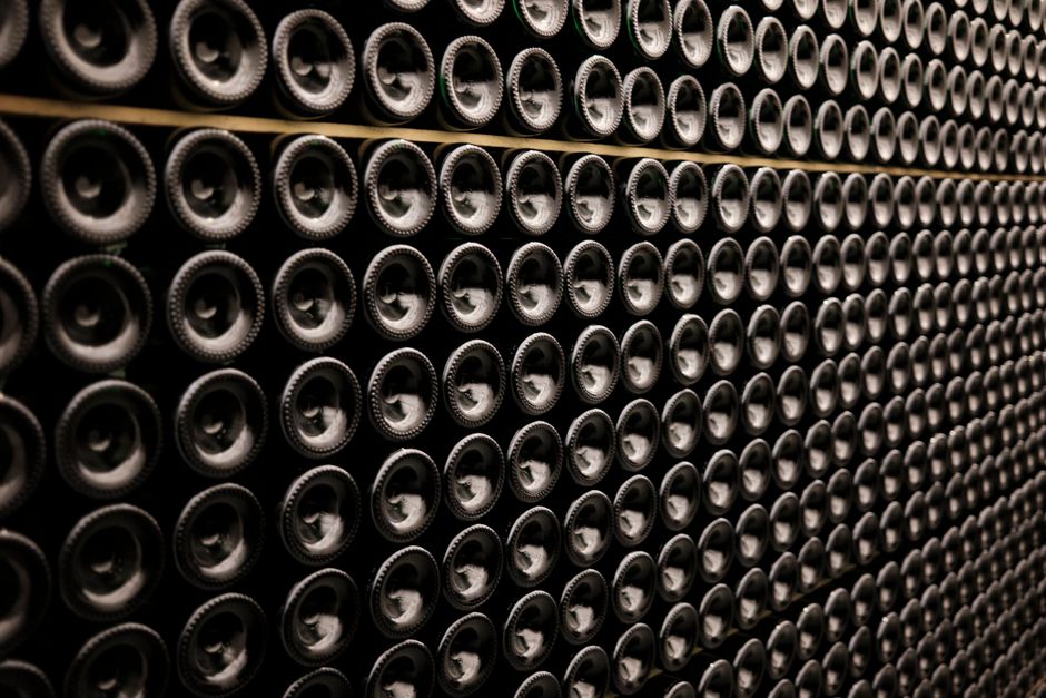pexels-19714331-aging-collection-guide-which-wines-to-cellaring 酒窖中静置陈年的葡萄酒瓶与温度记录