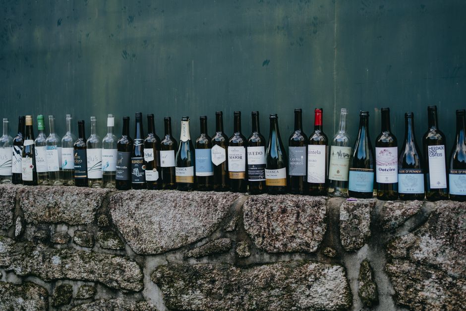 pexels-20822689-eu-wine-pdo-pgi-brand-classification-regulation-faq 消费者核对欧盟葡萄酒PDO、PGI与品牌标签