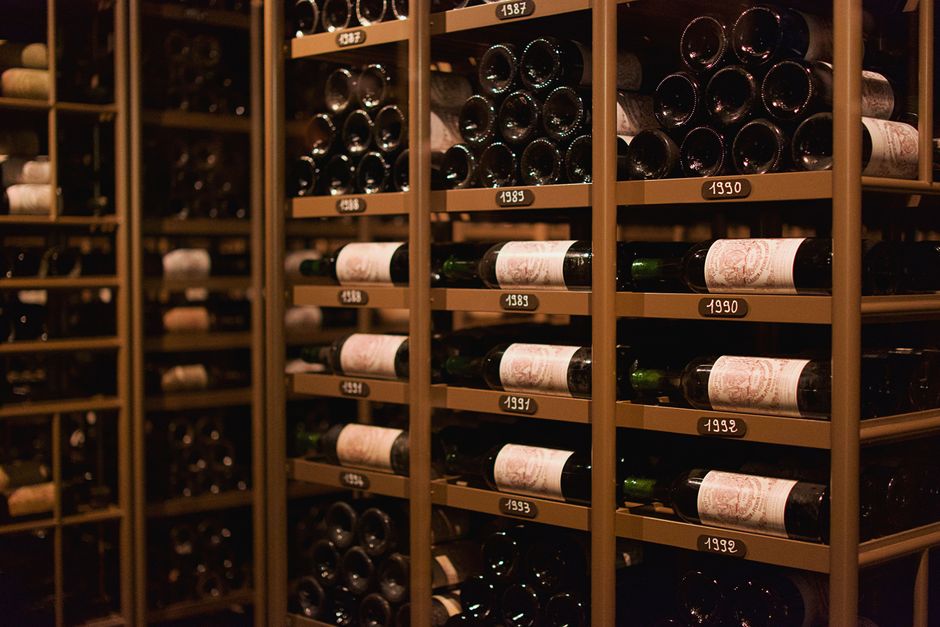 pexels-30557559-wine-label-origin-name-producer-batch-tool 消费者核对葡萄酒酒标、原产地和生产者