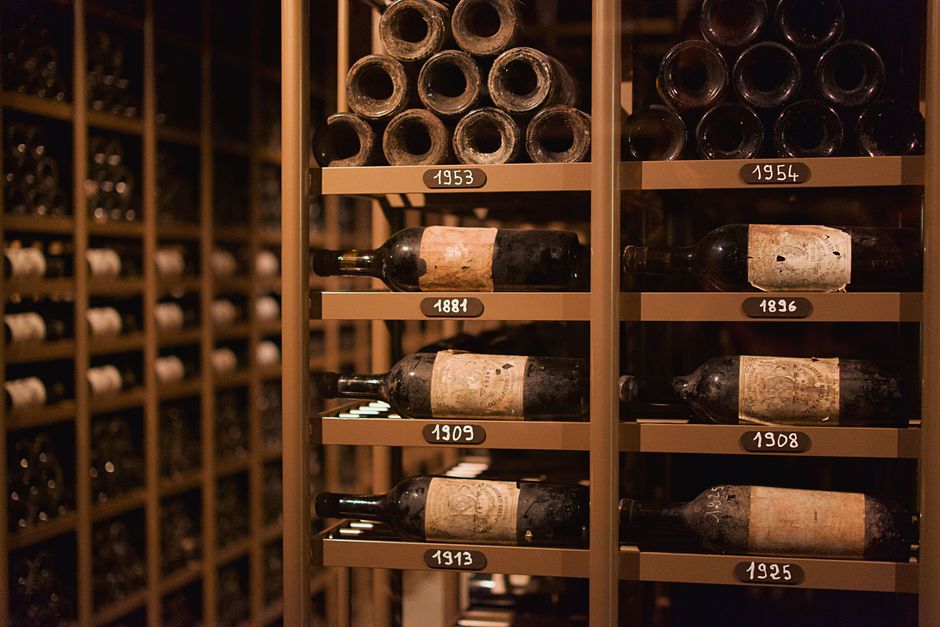 pexels-30557561-france-wine-aoc-aop-protected-origin-comparison 酒窖中按年份陈列的葡萄酒瓶
