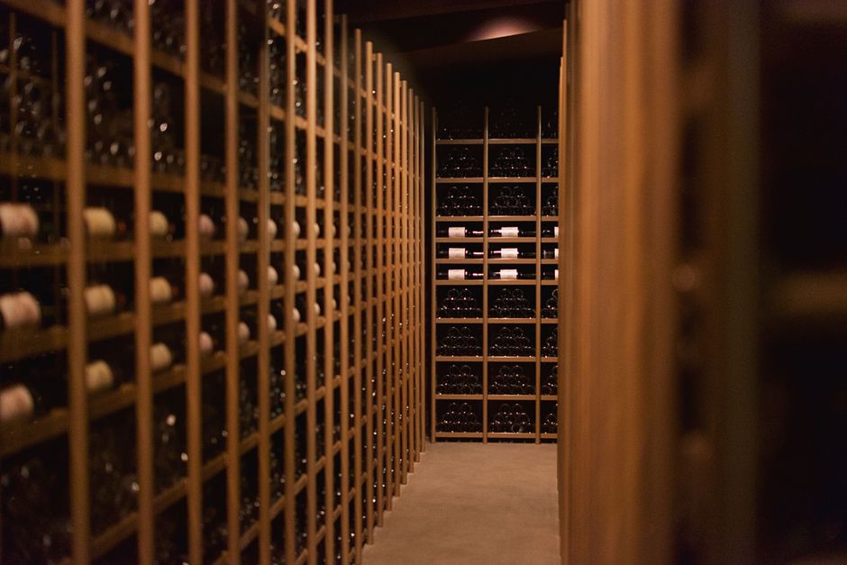 pexels-30557566-home-wine-storage-temperature-humidity-checklist 家庭酒柜与储物间中葡萄酒保存的温度湿度控制要点