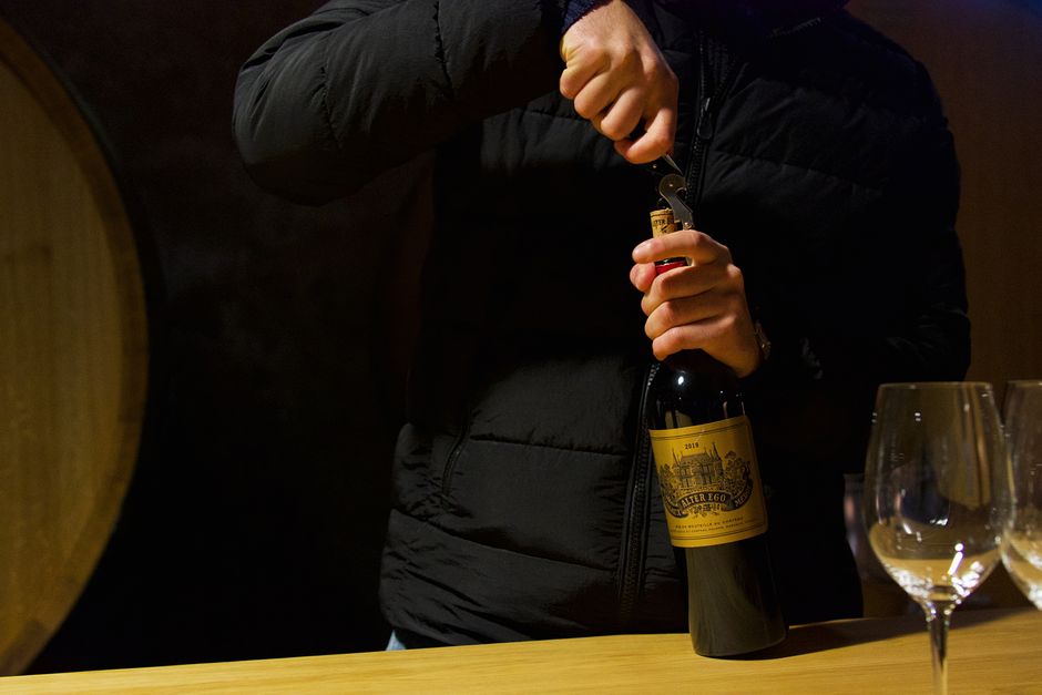 pexels-30557624-opening-40-year-old-wine-decanting-preparation 老年份葡萄酒开瓶与醒酒准备要点