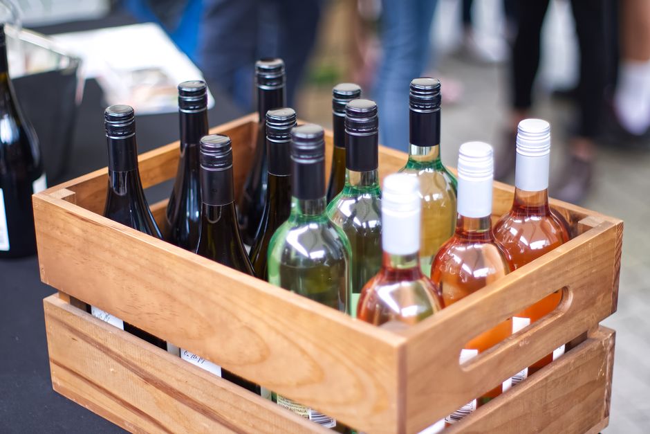 pexels-31550195-wine-request-budget-total-delivery-label-comparison 采购方比较葡萄酒报价、批次和交付条件