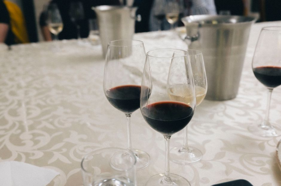 pexels-35382702-blind-tasting-record-observation-inference-conclusion-tool 盲品桌上的酒杯、编号与品鉴记录表