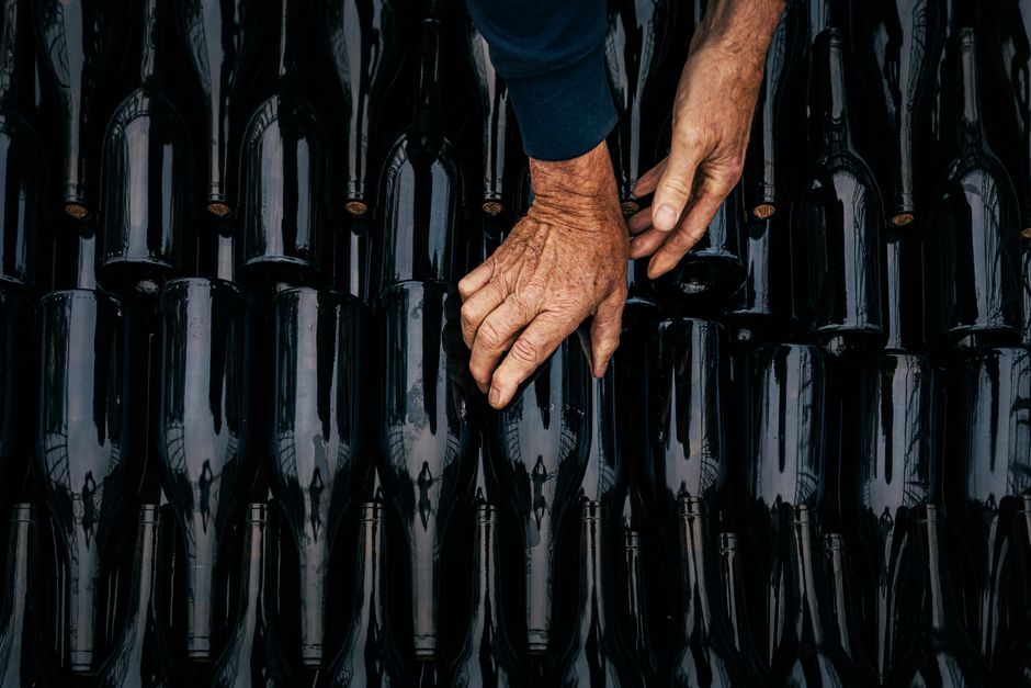pexels-35855515-other-wine-regions-guide-reading-labels-appellations 其他产区葡萄酒标签与产区信息阅读指南