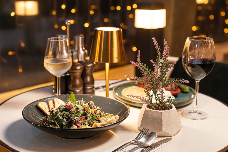 pexels-38673845-chinese-cuisine-wine-pairing-guide 按辣鲜甜酸四种味型搭配葡萄酒的中餐餐桌