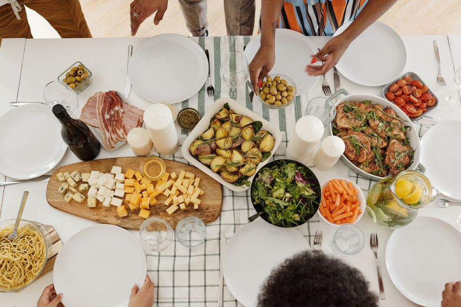 pexels-4261997-wine-and-home-cooking-pairing-guide 家常餐桌上葡萄酒与菜肴的搭配示例