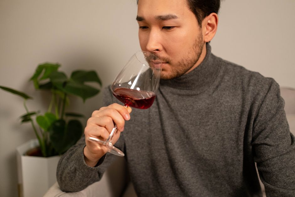pexels-6857783-wine-aroma-palate-three-column-record 品酒者分栏记录香气描述、强度与确定性