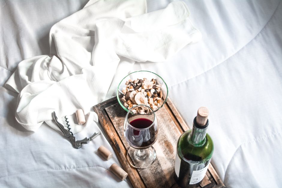 pexels-6965726-wine-folly-opening-40-year-old-wine-video 老年份葡萄酒开瓶工具与醒酒器