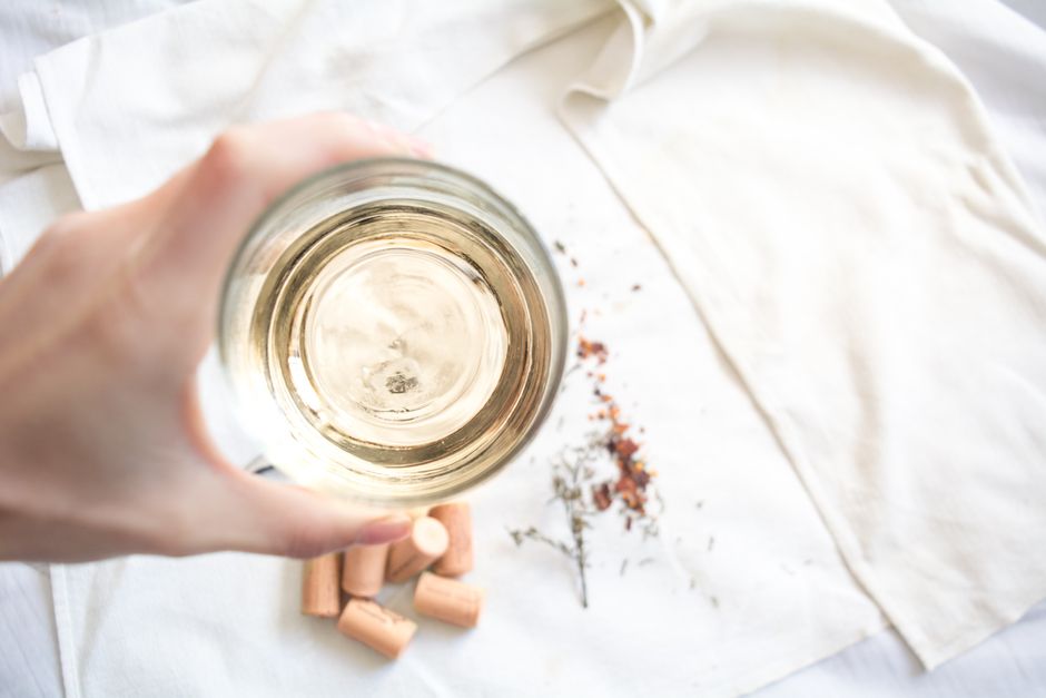 pexels-6967344-wine-fault-cork-oxidation-reduction-faq 品酒者复核软木塞味、氧化和还原气味