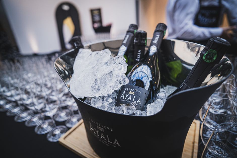 pexels-16125878-wedding-opening-wine-sparkling-vs-still-service-differences 婚宴现场香槟冰桶与静止白葡萄酒斟杯摆台的对比