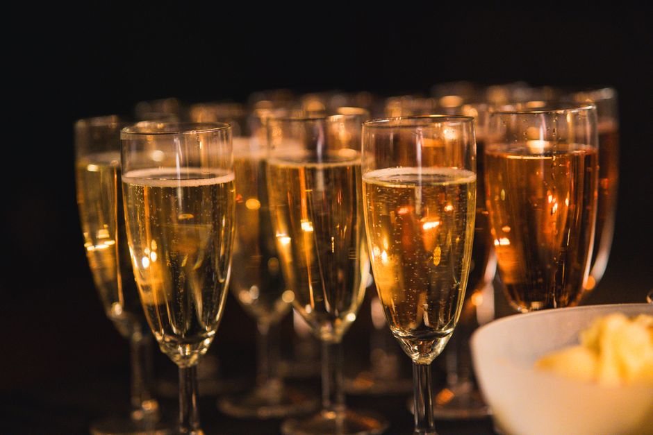 pexels-29811325-traditional-method-vs-charmat-sparkling-wine-comparison 传统香槟法与传统罐式发酵起泡酒的气泡与风味对比
