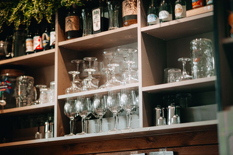 pexels-31970847-constant-vs-fluctuating-temperature-wine-aging-speed 恒温酒柜与室温环境交替存放同一箱葡萄酒的对比