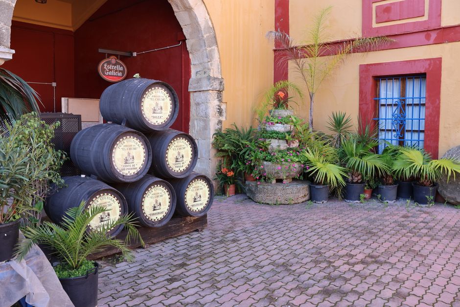 pexels-36482236-sherry-solera-fino-oloroso-px-label-guide 西班牙雪莉酒窖Solera分层酒桶陈酿系统