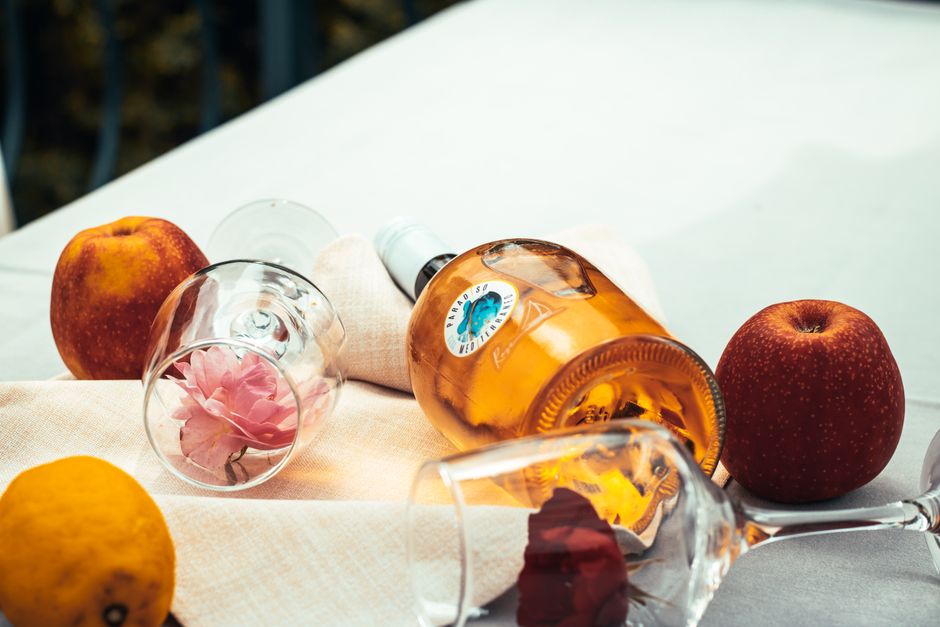 pexels-36935828-spanish-rosado-gift-picking-color-dryness 西班牙桃红葡萄酒 Rosado 酒瓶与酒杯摆台