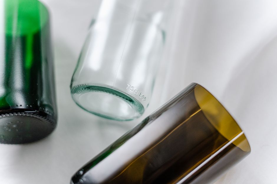 pexels-3737813-bottle-punt-depth-wall-thickness-weight-misreading 酒瓶瓶底凹槽、瓶壁厚度与瓶重的外观对比