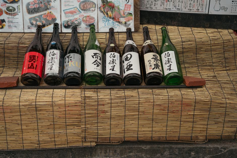 pexels-37849772-how-to-verify-imported-wine-origin-customs-filing-chinese-back-label-number 进口葡萄酒瓶身中文背标特写,用于说明如何核对备案与背标注册编号