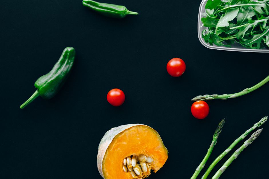 pexels-5794777-distinguish-green-bell-pepper-asparagus-grass-aroma-temperature-swirl-age 青椒、芦笋与青草三种绿色植物并列,用于说明生青香气的区分线索