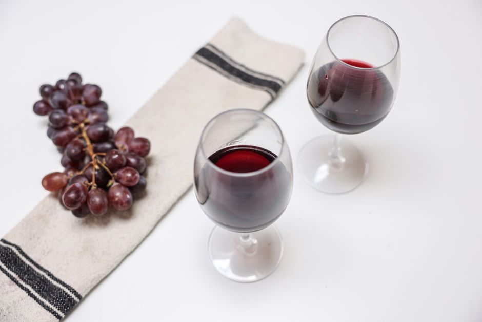 pexels-8473135-wine-brown-color-faded-fruit-heat-oxidation-troubleshooting-steps 对比酒液颜色偏棕与正常红葡萄酒的色差