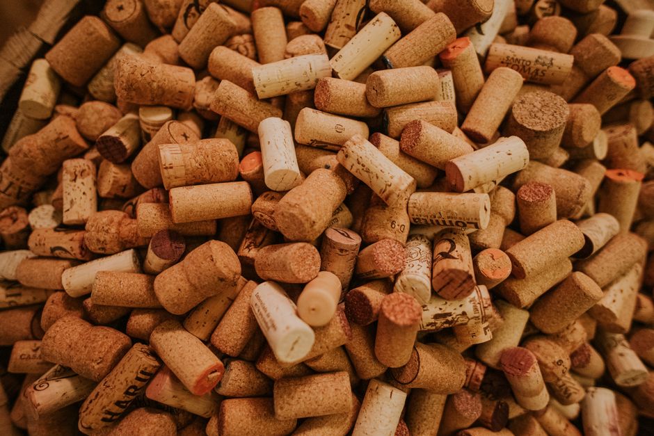 pexels-9958000-screw-cap-vs-cork-aging-oxygen-transmission-drinking-window 对比螺旋盖与软木塞的氧气透过率与瓶陈适饮窗口